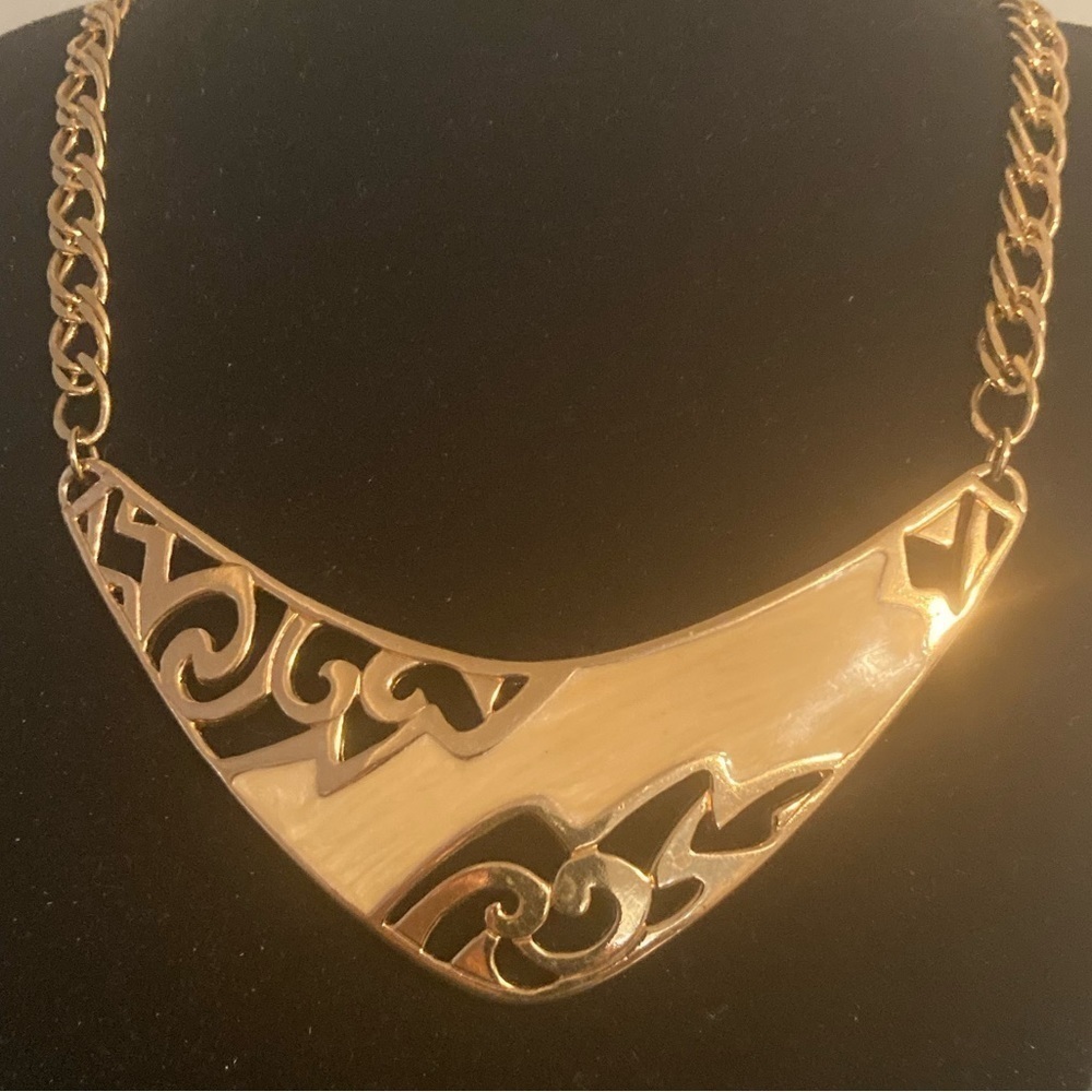 Golden and cream accent necklace - Picture 2 of 2